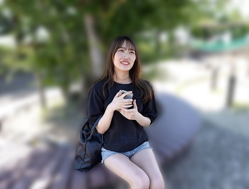 「有馬みずき 美乳女子大生がセーラー服姿でフェラ＆中出し体験！自宅に誘った結果」のサンプル画像1枚目