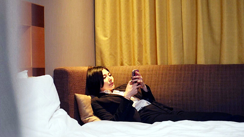 「【素人OL】出張先ホテルで制服姿の秘密オナニーを盗撮・のぞき見した興奮映像」のサムネイル