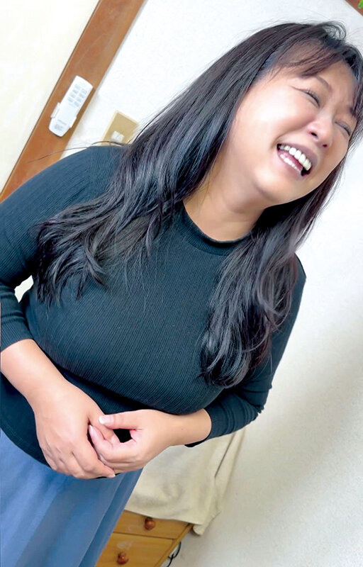 「【桐島明日香】Gカップ巨乳熟女が面接で中出し志願！羞恥プレイで本性解放する爆乳おばさん」のサンプル画像1枚目