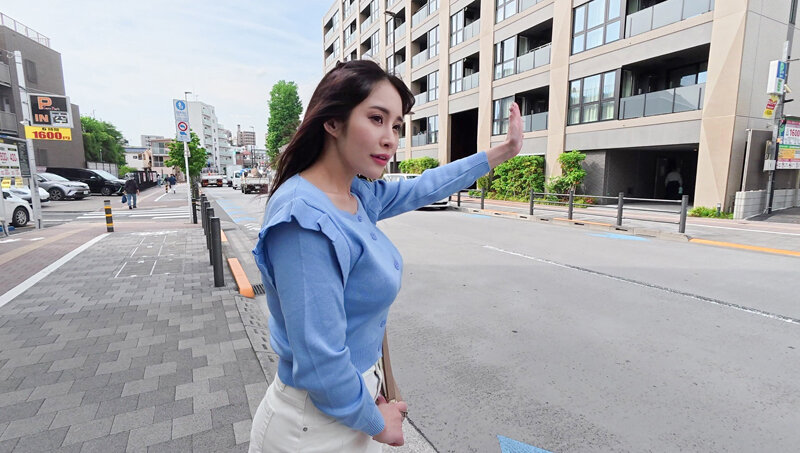 「二羽紗愛の中出し作品｜美脚×巨乳の素人系女優が密室タクシーで魅せる脚フェチ映像」のサムネイル