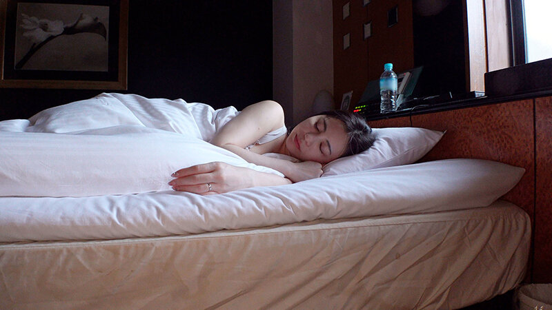 「吉澤友貴のW不倫ハメ撮り動画｜フェラ・ごっくん・中出しで朝まで濃厚セックス」のサンプル画像15枚目