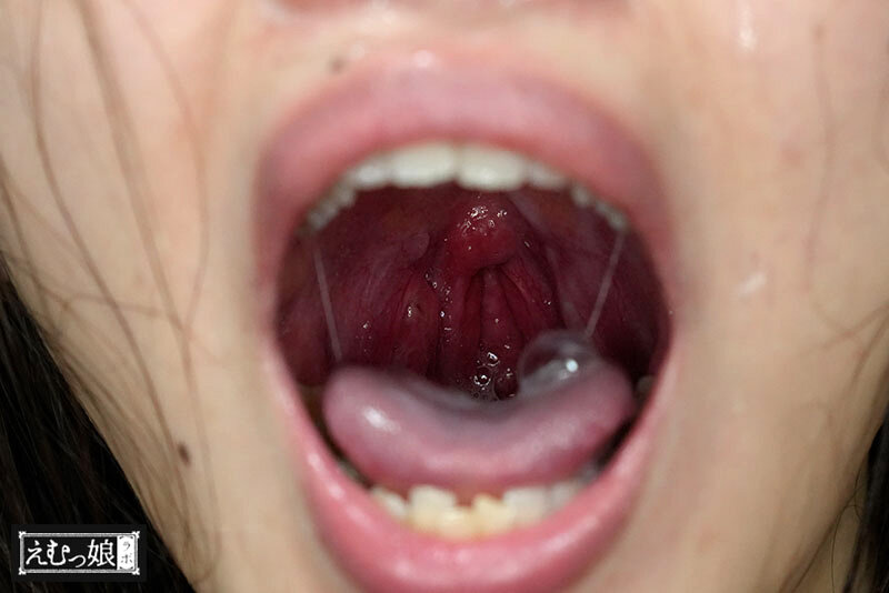 「三池小春 格闘家M女が挑む過激イラマチオ＆3P・4Pプレイ｜喉奥責めに悶える姿が話題」のサンプル画像10枚目