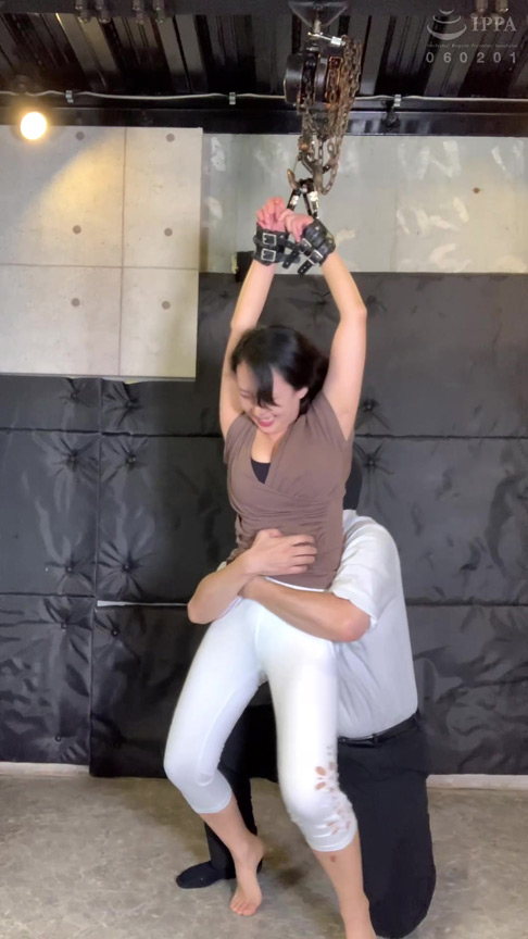 「海埜ほたるのくすぐり責め動画|TICKLE PRODUCTION THRILLで悶絶する姿が話題」のサンプル画像2枚目