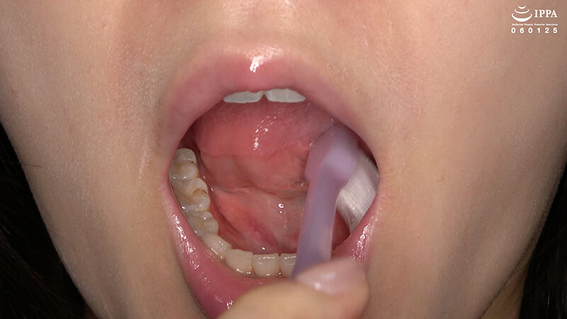 「横峯めぐの口内・歯・のどちんこ観察プレイ！清楚系美少女M女が魅せる貴重映像」のサンプル画像2枚目