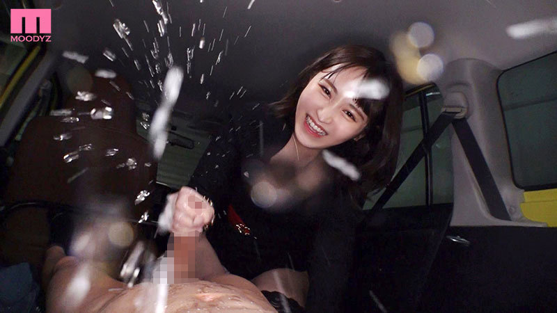 「小野六花が痴女責め！M男を焦らして男の潮吹き＆フェラで強制射精させる美少女小悪魔プレイ」のサンプル画像9枚目