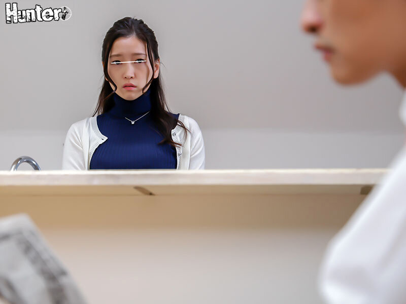 「【人妻・主婦】旦那の不在中に配達員を誘惑する妖艶な人妻の不倫NTR中出しセックス」のサンプル画像2枚目