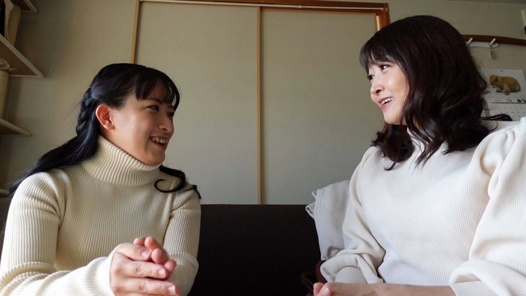 「綺麗なお姉さんが素人女子をレズナンパ 10」のサムネイル