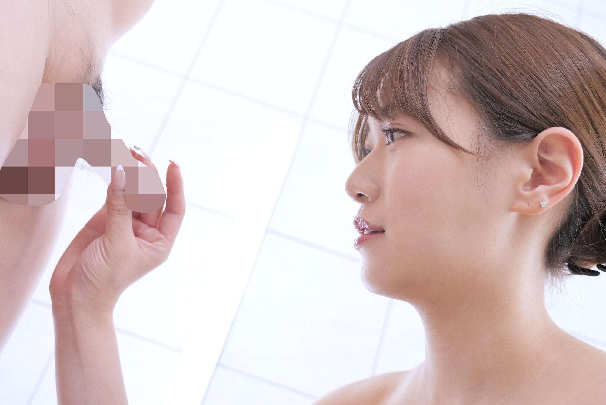 「素人奥様ナンパ 童貞君の包茎チ○ポむいて●ってあげてもらえませんか？ 久しぶりに見るギンギンチ○ポに発情！優しく筆おろしセックスしてくれました！ 蒼乃美月」のサンプル画像2枚目