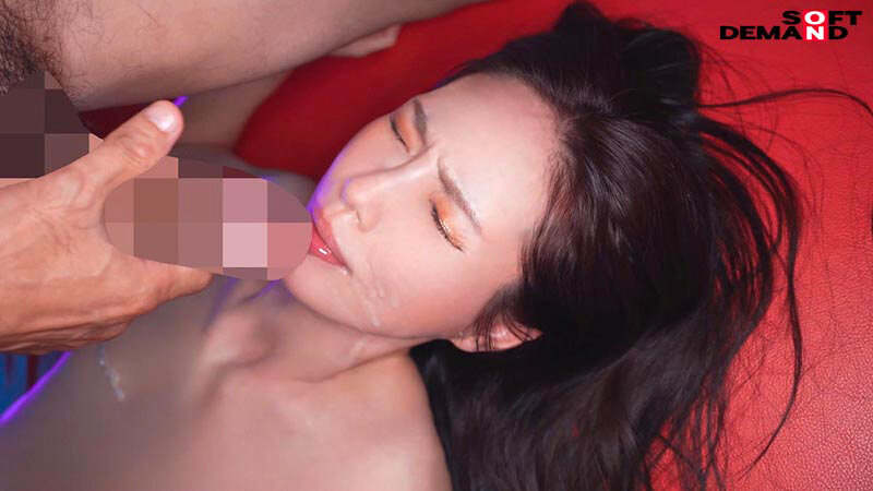 「長身スレンダー人妻・栗原早苗が初めての3P・4P大乱交で絶頂！49歳の本気イキ体験」のサンプル画像18枚目