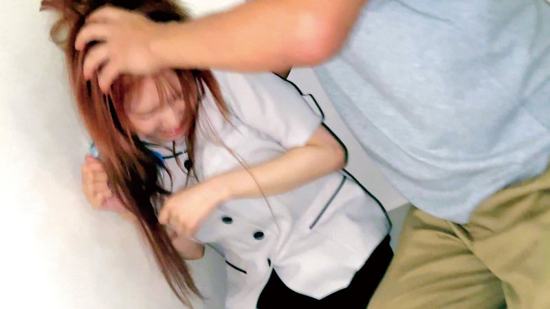 「【素人】巨乳の携帯ショップ店員Aさんがイラマチオ＆中出しされる盗撮風映像【職業モノ】」のサンプル画像2枚目