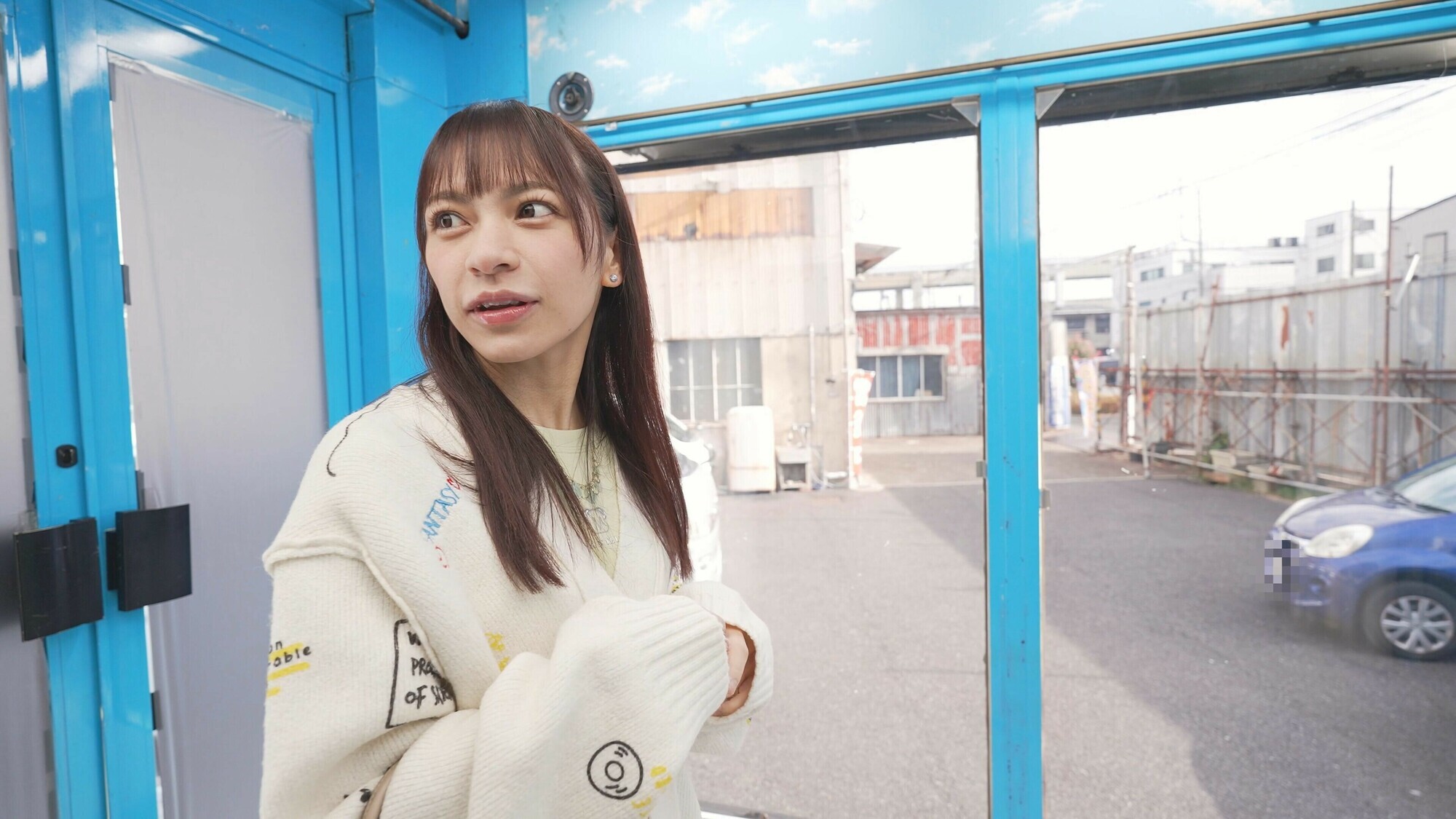 「水泳部女子体育大生限定！競泳水着と美肌の隙間でチン★コキさせてもらえませんか？デカチンでオマ〇コの際ギリギリを刺激され、いつの間にか火照った身体は、自分から生挿入までおねだりしてしまうのか？撮って出し！マジックミラー号～えり編～」のサムネイル