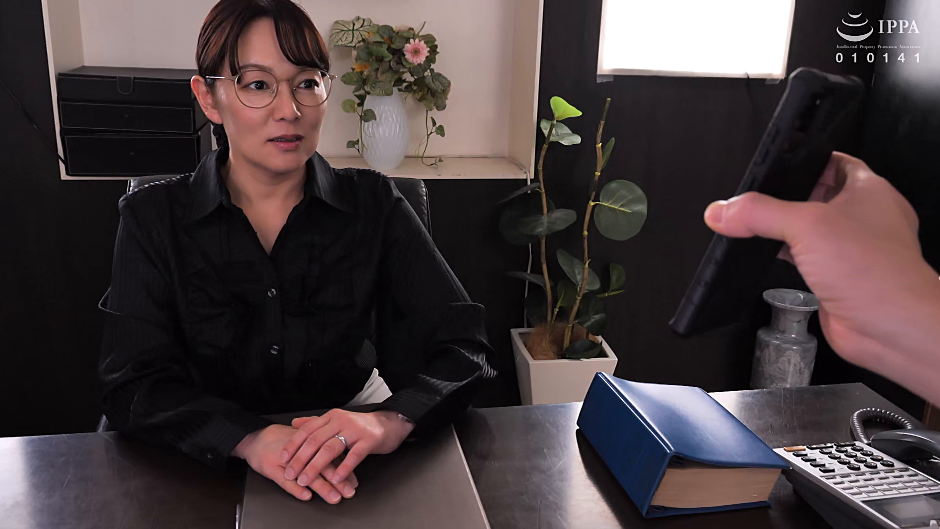 「八尋智香の不倫中出し作品｜巨乳熟女の美人校長が堕ちる背徳ドラマ」のサムネイル