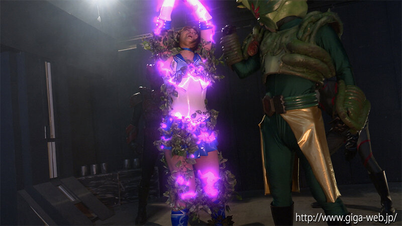 「若宮穂乃が挑む女戦士コスプレ！美少女戦士セーラーリコリス蔦拘束シーンが話題」のサンプル画像8枚目