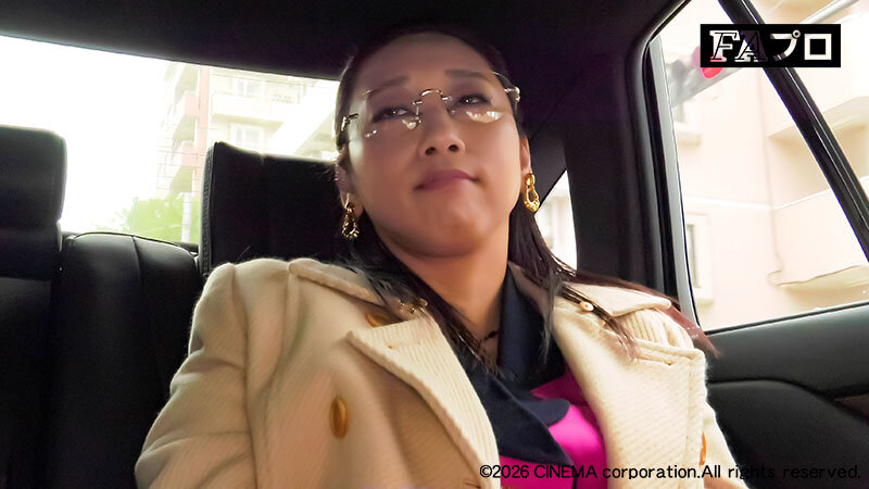 「白峰郁美の濃厚キス・接吻シーン｜巨乳熟女の魅惑的な大人の色気に酔いしれる」のサンプル画像1枚目