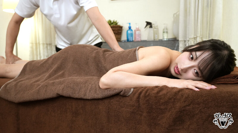 「【小野坂ゆいか】巨乳人妻が催淫オイルで理性崩壊！店員に寝取られ中出しされる熟女の背徳セックス」のサンプル画像3枚目