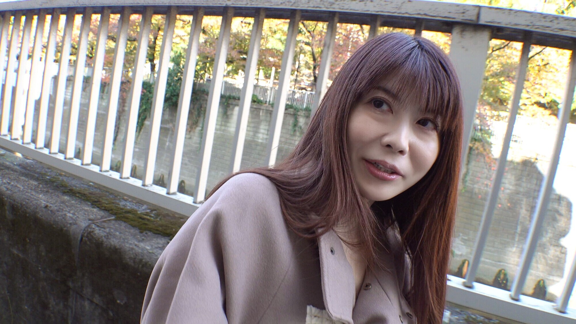 「夫の指示でSEX動画を撮る熟女！！本当は恥ずかしいけれど愛する夫の指示に従う健気な嫁！プレイをする度に変態の心が芽生えて盛大に感じまくるNTRれ妻に中出し」のサンプル画像2枚目