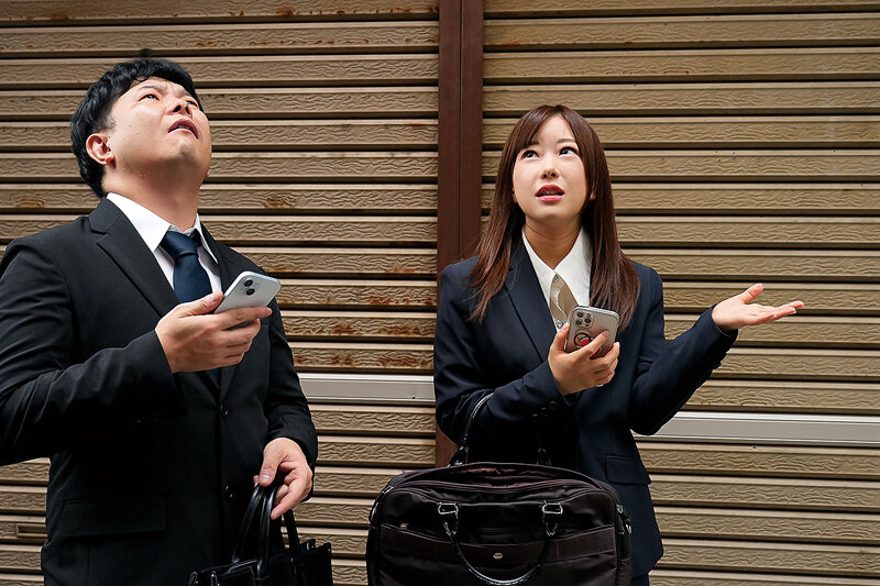 「若葉結希が美乳パイパンOLに！部下との相部屋でフェラ＆オナニー披露する逆NTR作品」のサンプル画像3枚目