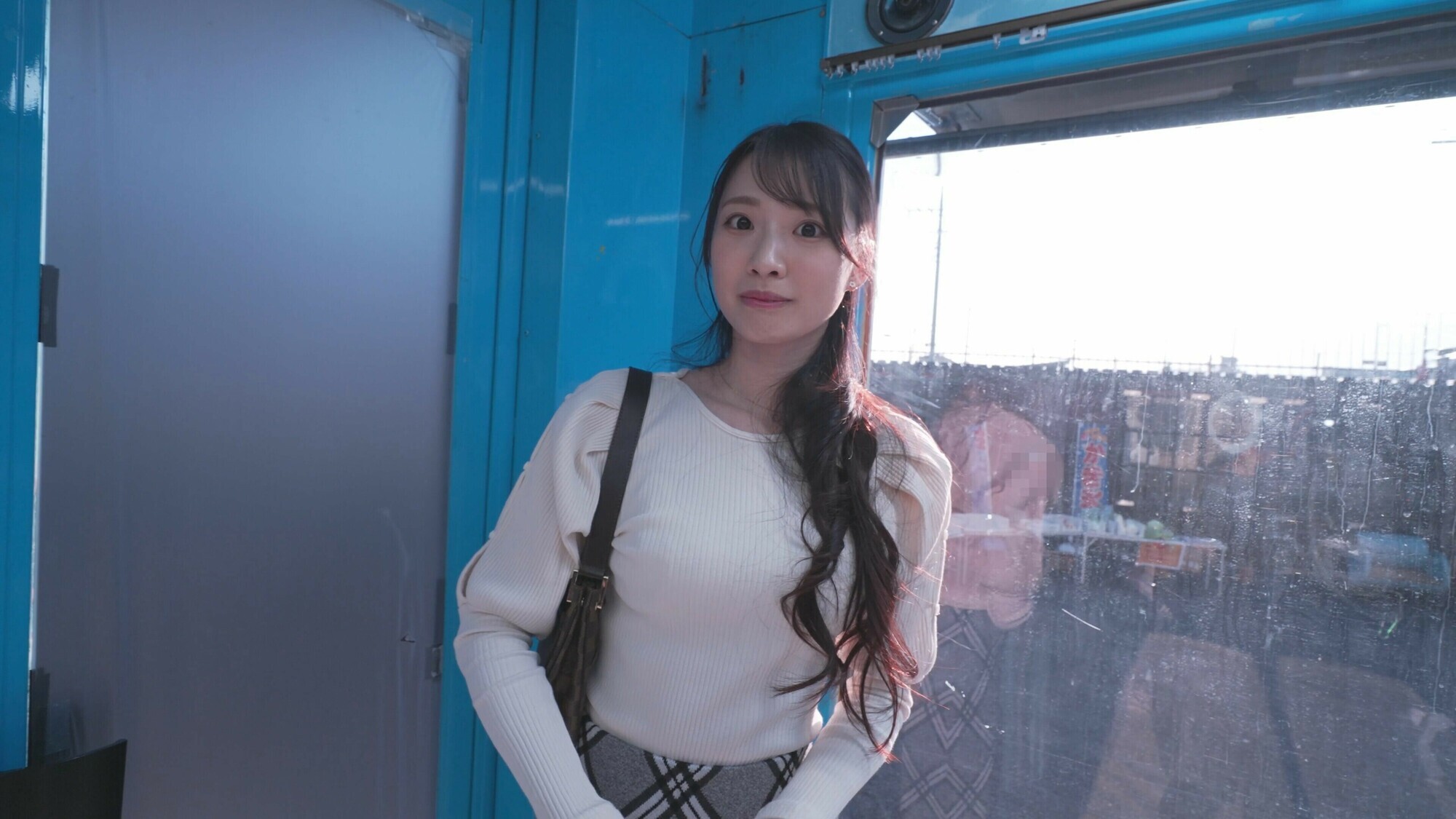 「【素人妻ゆな】マジックミラー号で敏感クリ責め潮吹き連続絶頂＆中出し体験」のサムネイル