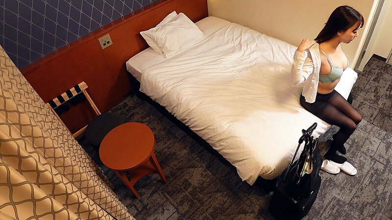 「【素人OL】ビジネスホテルで盗撮された巨乳美人の無防備オナニー｜制服姿の隠し撮り映像」のサンプル画像2枚目