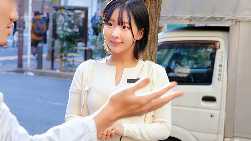 「【素人ナンパ】美少女看板娘が童貞くんを騎乗位で筆下ろし！巨乳スレンダー美女に中出しSP」のサムネイル