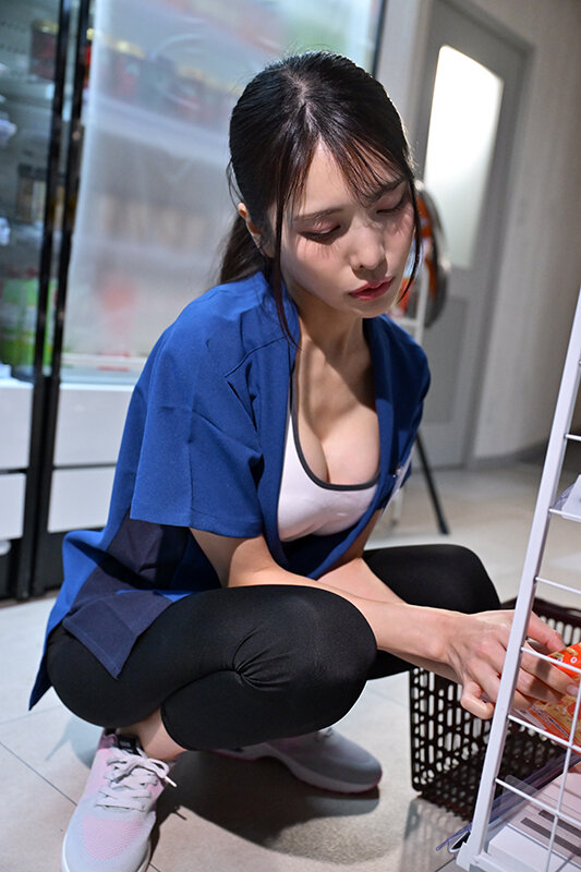 「花衣つばき 人妻がコンビニで寝取られ中出し乱交3Pでアクメ絶頂するヨガパンツ妻の堕落」のサムネイル