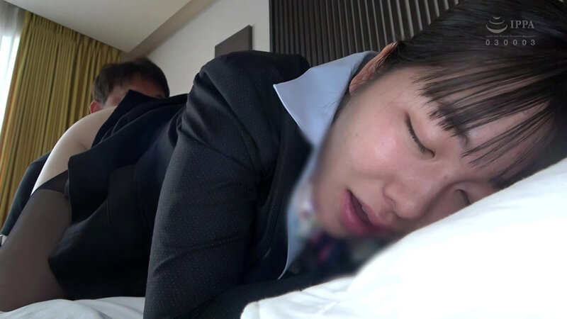 「塚本さや・美木ひなの出演｜人妻スチュワーデスの濃厚キス＆顔射ごっくんプレイ｜美乳パイパン熟女」のサンプル画像5枚目