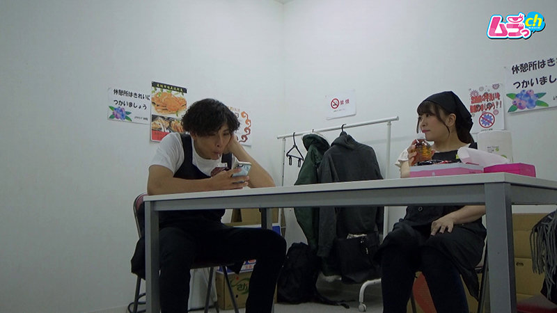 「【素人人妻】巨乳の隠れ淫乱妻が年下大学生に迫られ潮吹き絶頂する盗撮映像」のサンプル画像1枚目