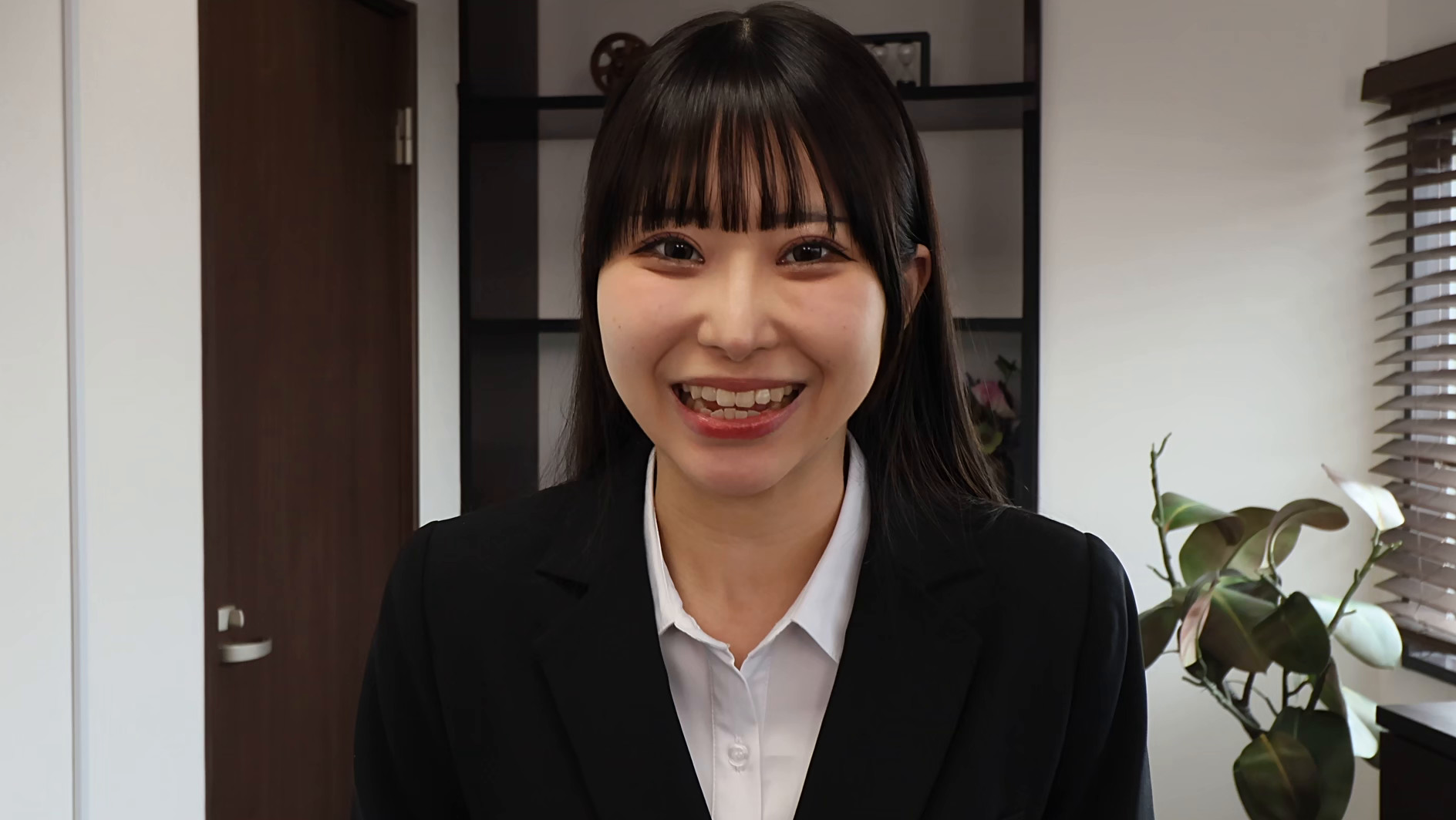 「秘書・天美めあ 密着120分 ～タイトスカート越しの背徳～」のサムネイル