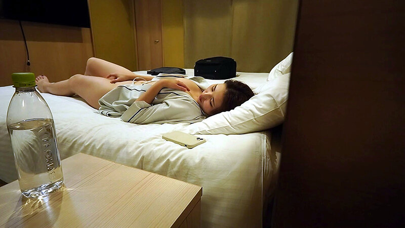 「【素人OL】制服姿の巨乳美女がホテルで無防備オナニー｜盗撮・のぞき系で興奮必至の秘蔵映像」のサンプル画像7枚目