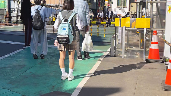 「つきまとい ハツラツと遊び回る南国の香りがする小さな手足を元気いっぱい動かしながらパンチラも気にしない、まだちいさいのに化粧を覚えてスカートも短く色づき始め、二つ結びで活発そうにリュックを揺らし、手をつなぎ元気よく歩く少女を何日もつきまとい観察し○○○○!孕ませ射精!美少女○○○Special2」のサンプル画像16枚目