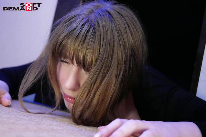 「白人女優ジューン・ラブジョイが魅せる異物挿入＆放尿プレイ｜事故物件で繰り広げる禁断の情事」のサンプル画像12枚目