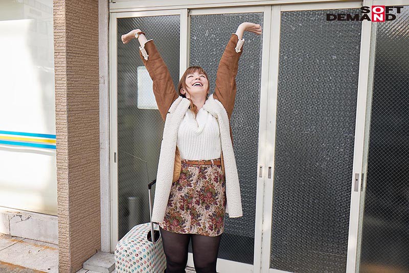 「白人女優ジューン・ラブジョイが魅せる異物挿入＆放尿プレイ｜事故物件で繰り広げる禁断の情事」のサンプル画像2枚目