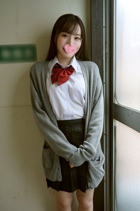 「黒髪スレンダー美少女が制服姿で野外露出＆6P乱交中出しSEXでイキまくる」のサムネイル