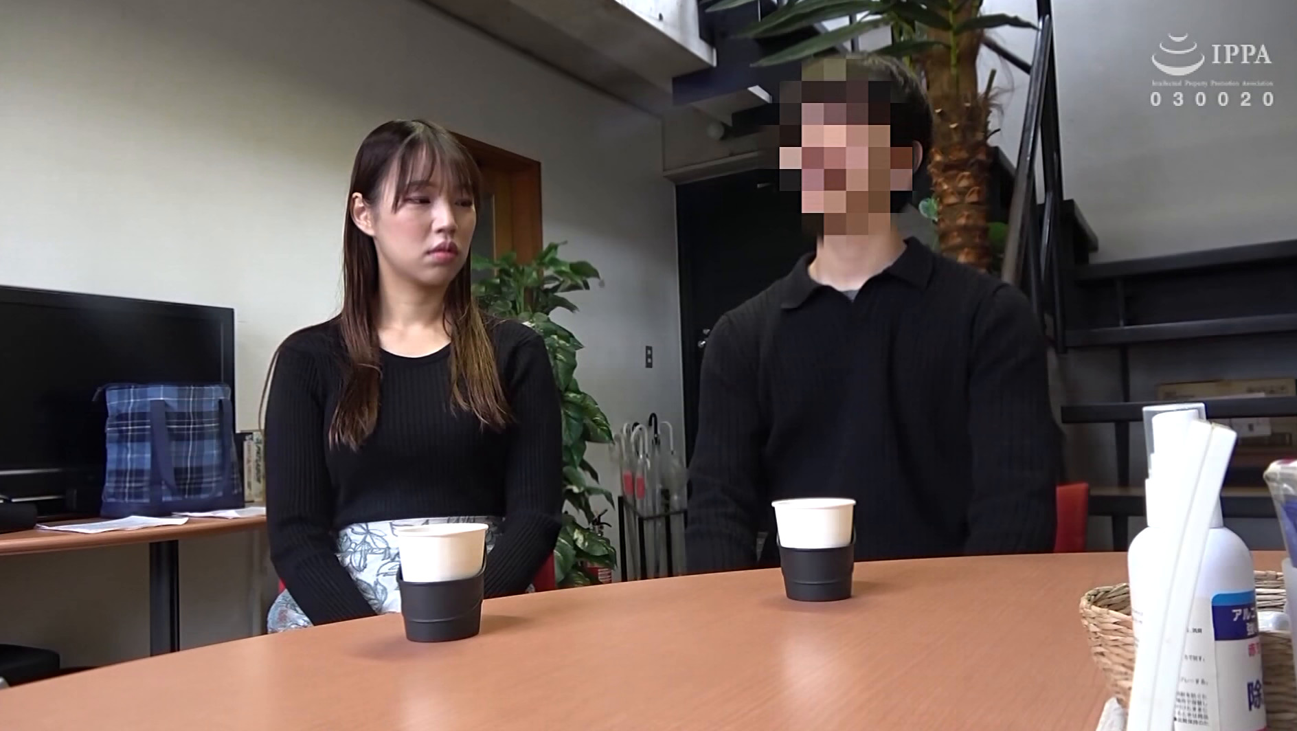 「アダルトメーカー凸撃 NTRカップル 押しかけAV撮影 蔵出し秘蔵映像 ［一］」のサムネイル