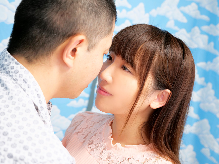 「倉多まお 素人女子大生が童貞くんを筆おろし！巨乳お姉さんの優しい素股から本番へ」のサムネイル