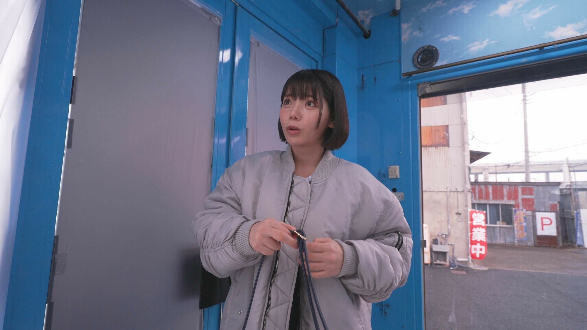 「水泳部女子体育大生限定！競泳水着と美肌の隙間でチン★コキさせてもらえませんか？デカチンでオマ〇コの際ギリギリを刺激され、いつの間にか火照った身体は、自分から生挿入までおねだりしてしまうのか？撮って出し！マジックミラー号～ななこ編～」のサムネイル