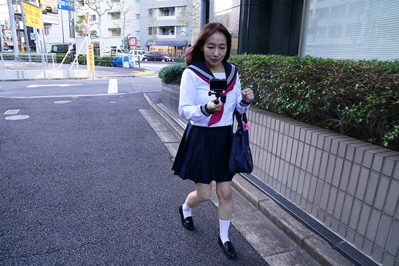 「よしい美希のセーラー服コスプレ熟女が野外で恥ずかしい放尿プレイに挑戦する羞恥作品」のサムネイル