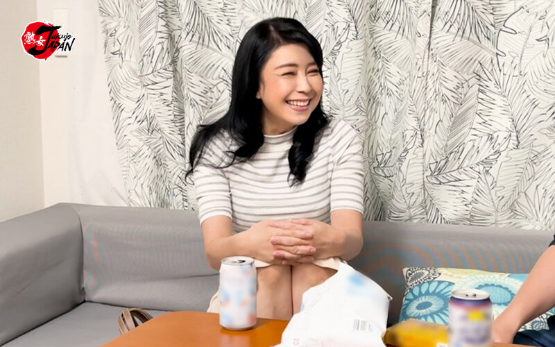 「【素人人妻ナンパ】イケメンが熟女を自宅に連れ込み盗撮！強引に中出しまで持ち込む一部始終」のサンプル画像6枚目