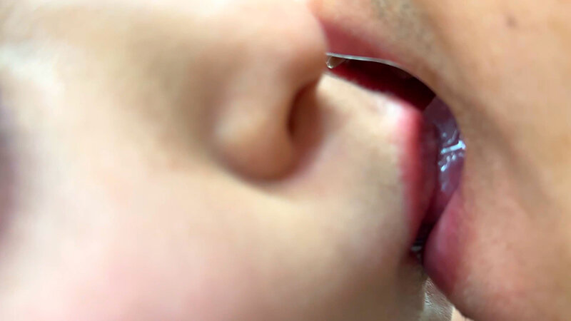 「【素人お姉さん】ももなちゃんの濃厚キス責めでM男が悶絶！甘い吐息とねっとりベロチュー」のサンプル画像9枚目