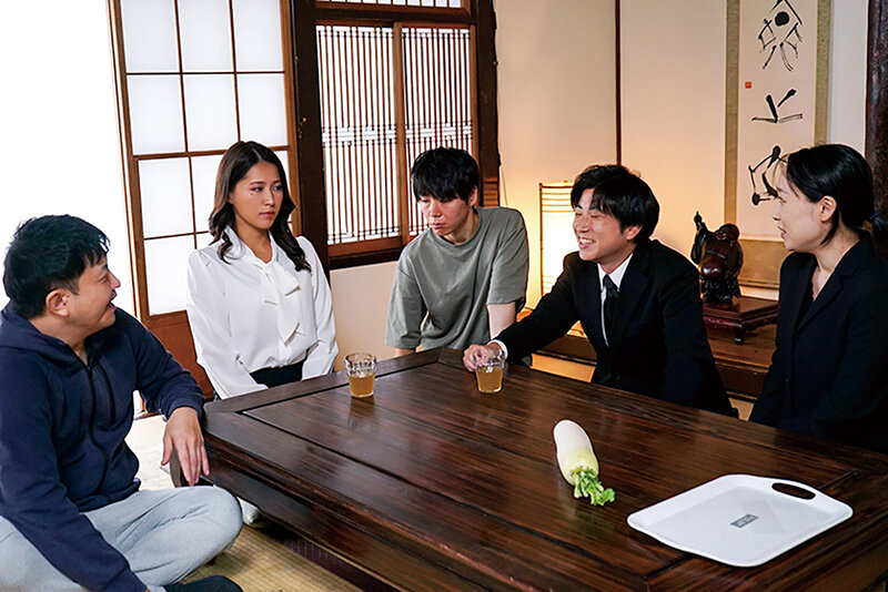 「通野未帆が和服姿で寝取られる人妻NTR作品|田舎の巨根男たちと3Pで乱れる法事の夜」のサンプル画像3枚目