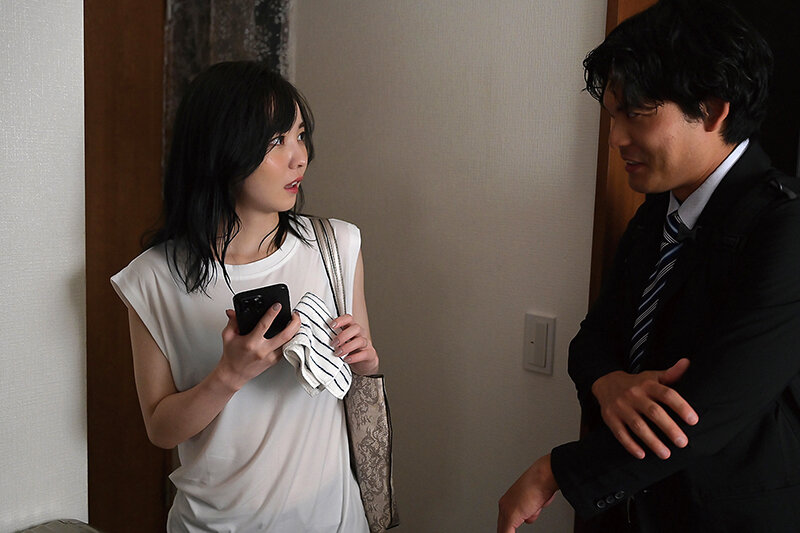 「美ノ嶋めぐり 美乳人妻と民泊で濃厚フェラから中出しまで惹かれ合う禁断の一夜」のサンプル画像3枚目