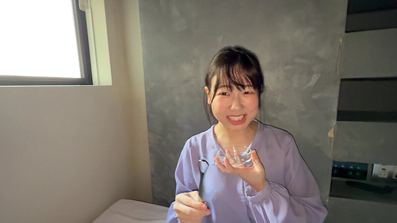 「【谷田かりな】素人お姉さんをナンパ！個人撮影で魅せる舌ブラシ汚舌苔採取の瞬間」のサンプル画像9枚目