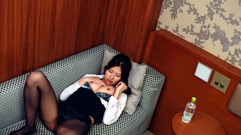 「【素人盗撮】ビジネスホテルで巨乳美女の秘密のオナニーを隠し撮り＃4」のサンプル画像9枚目