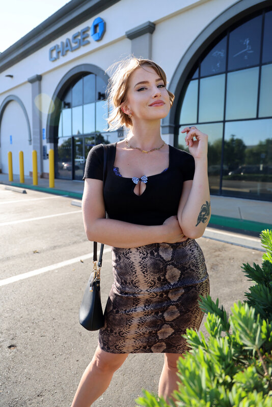 「【素人】巨乳白人美女がスーパーで逆ナンパ！グラマラス人妻との濃厚プレイに興奮必至」のサンプル画像1枚目