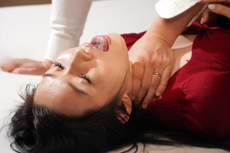 「【あずま鈴】美乳人妻が禁断の不倫に溺れる…夫以外の男に中出しされる背徳セックス」のサンプル画像1枚目