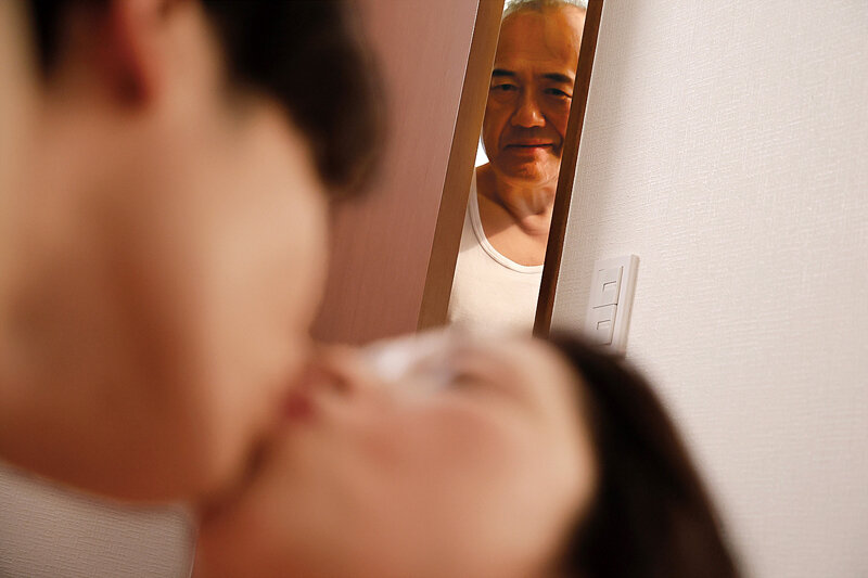 「加山なつこ｜巨乳熟女の未亡人が義理の家族と中出し3P・4Pで禁断の関係に溺れる」のサンプル画像10枚目