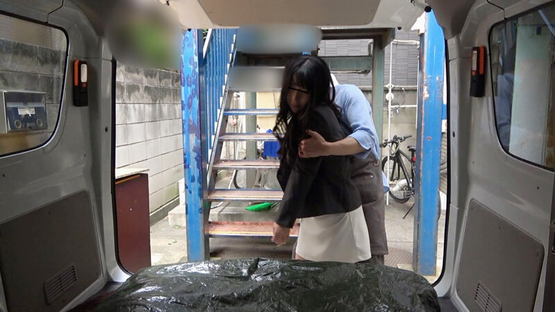 「【素人OL10名】巨乳美女がフェラ・パイズリ・中出しご奉仕！キッチンカーで狙われた美乳OLスペシャル」のサンプル画像9枚目