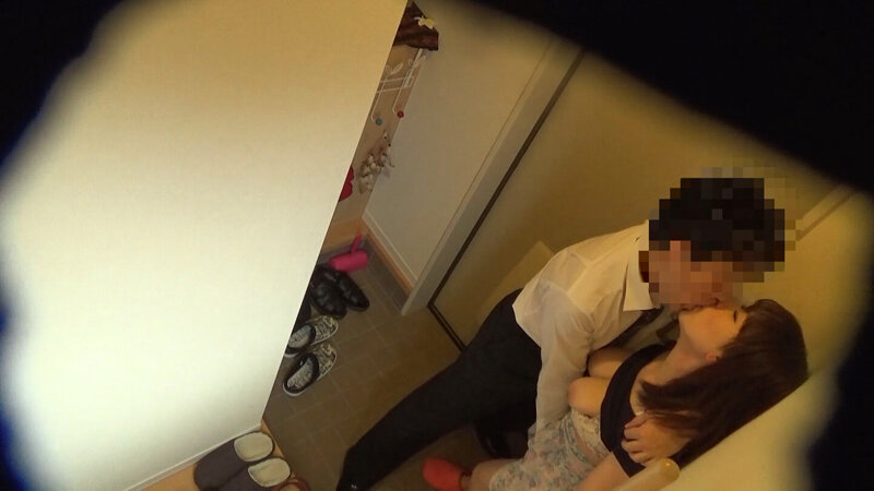 「【星野ひびき】巨乳人妻が寝取られ中出し不倫セックス！巨尻妻の衝撃NTR盗撮映像」のサンプル画像1枚目