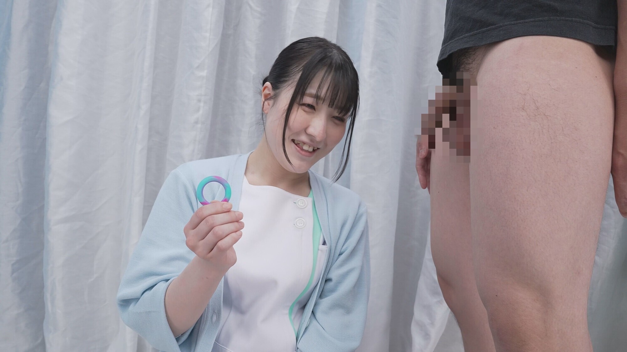 「現役看護師がお口のみで包茎皮むき治療に挑戦!皮に包まれた勃起チ〇ポがねっとり舌技でズル剥け!産まれて初めて出てきた亀頭の先から無許可射精がドピュドピュ止まらない!!撮って出し!マジックミラー号~ほのか編~」のサンプル画像2枚目