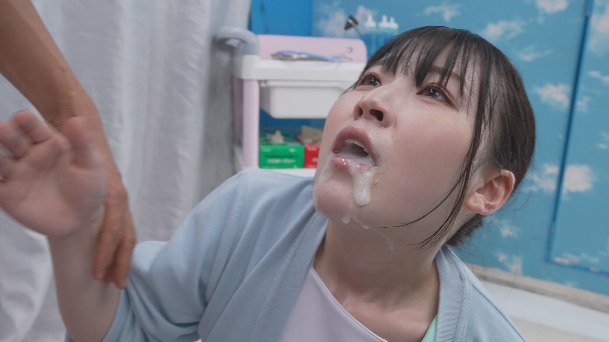 「現役看護師がお口のみで包茎皮むき治療に挑戦!皮に包まれた勃起チ〇ポがねっとり舌技でズル剥け!産まれて初めて出てきた亀頭の先から無許可射精がドピュドピュ止まらない!!撮って出し!マジックミラー号~ほのか編~」のサンプル画像4枚目